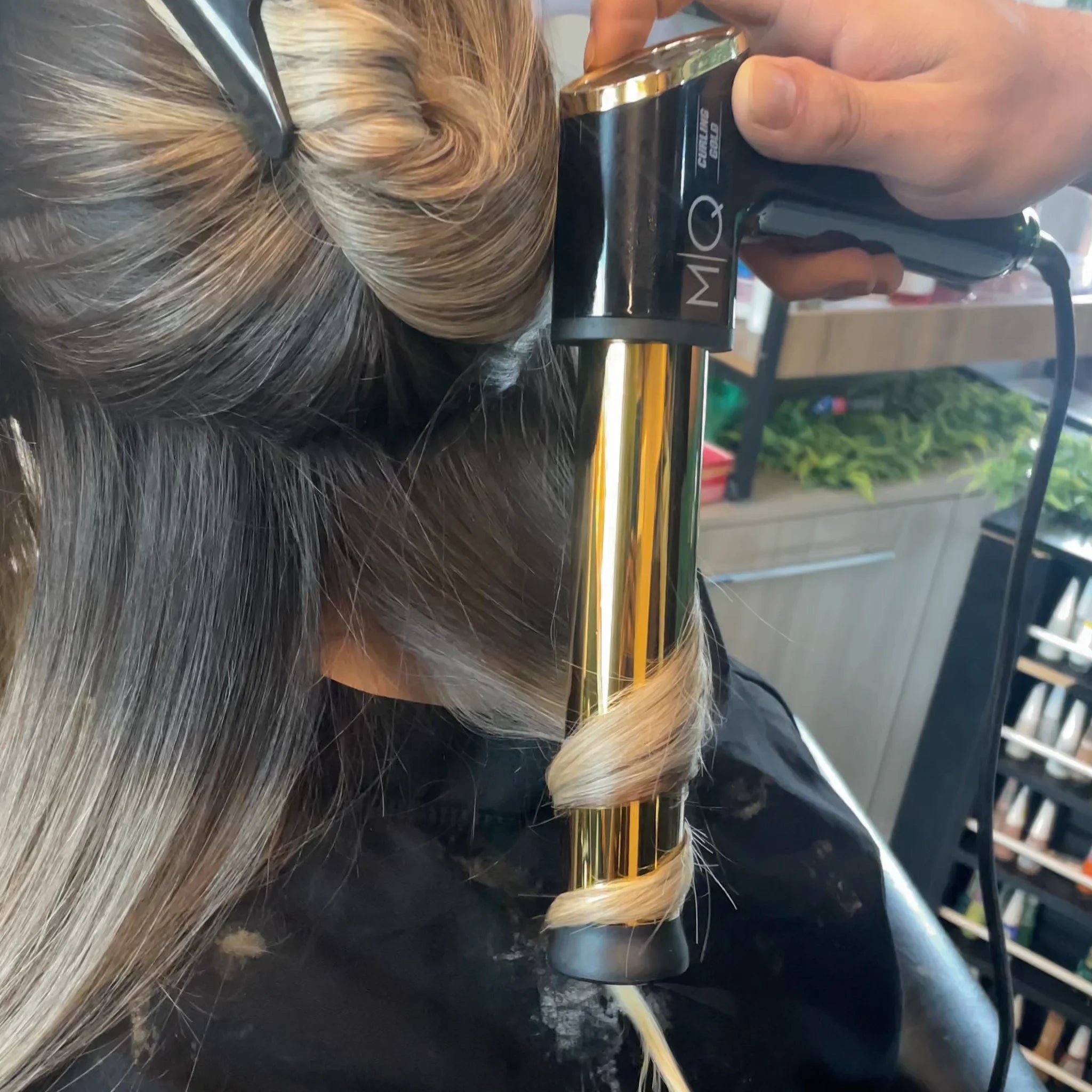 Moldeador profesional MQ Curling Titanium con barril de titanio para rizos definidos y duraderos