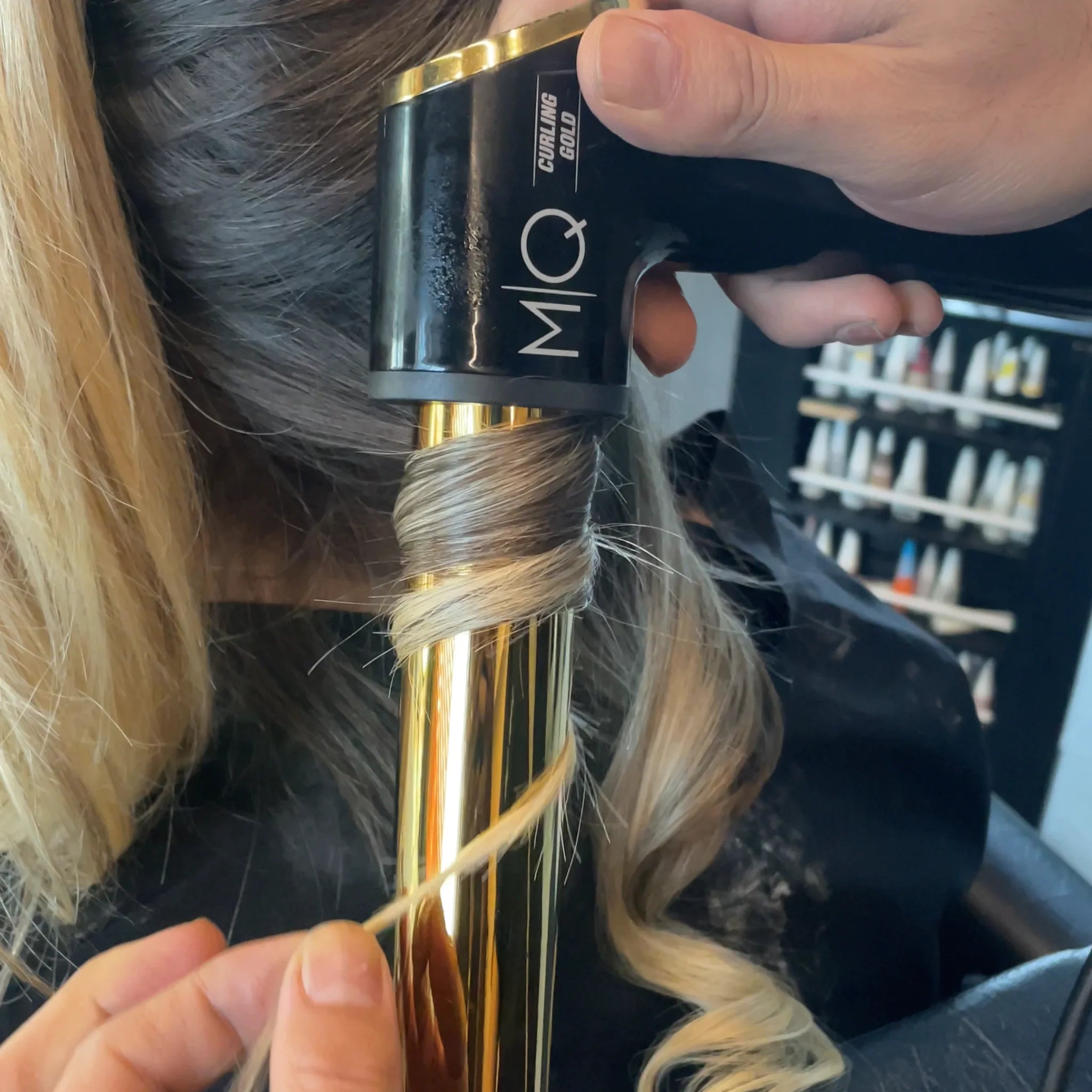 Moldeador profesional MQ Curling Titanium con barril de titanio para rizos definidos y duraderos