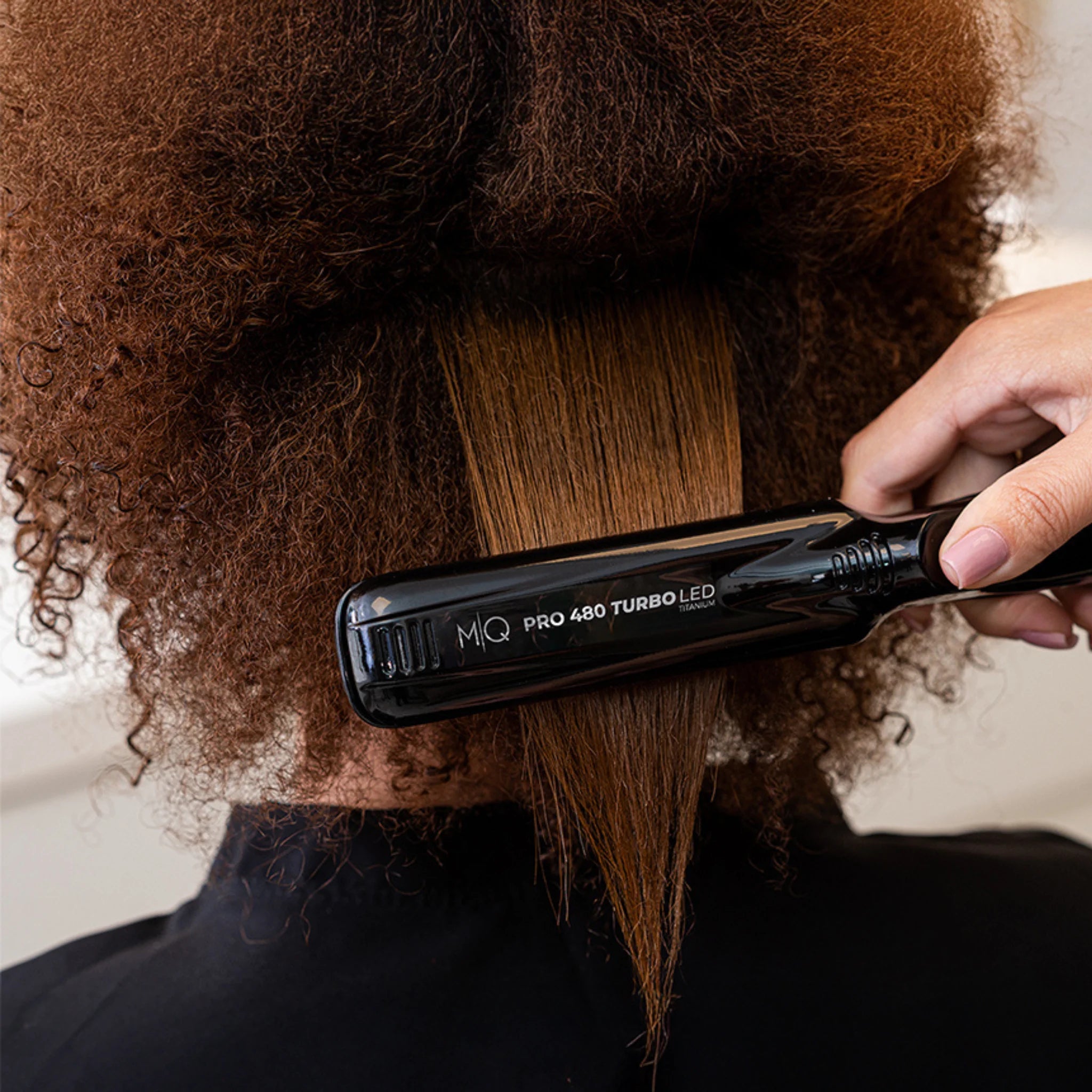 Plancha de pelo MQ Pro 480 Turbo LED con botón turbo y temperatura máxima para alisados con keratina